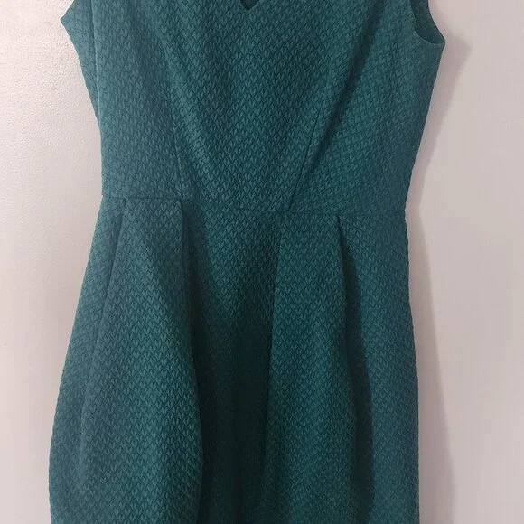 Green sleeves dress with heart pattern - Picture 6 of 7